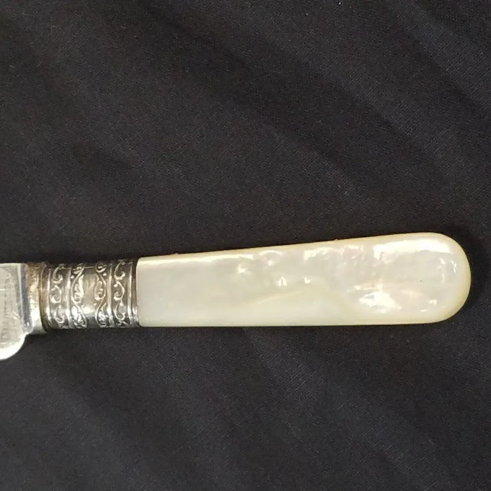 Antique Meriden Cutlery Mother-of-Pearl Sterling Silver Ferrules 12 Blunt Knives